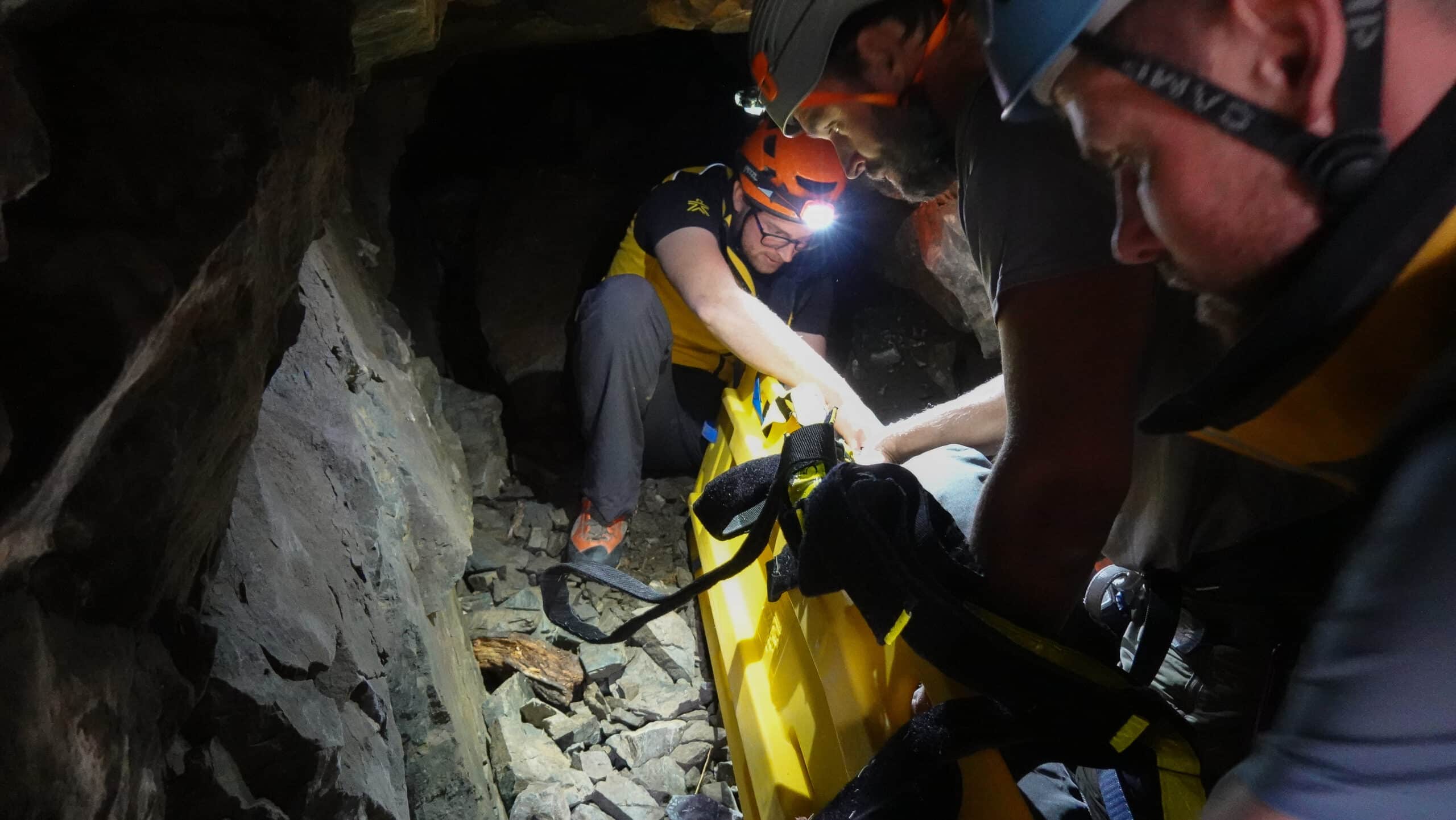 Sauvetage spéléologique: brancard et équipe dans une grotte.